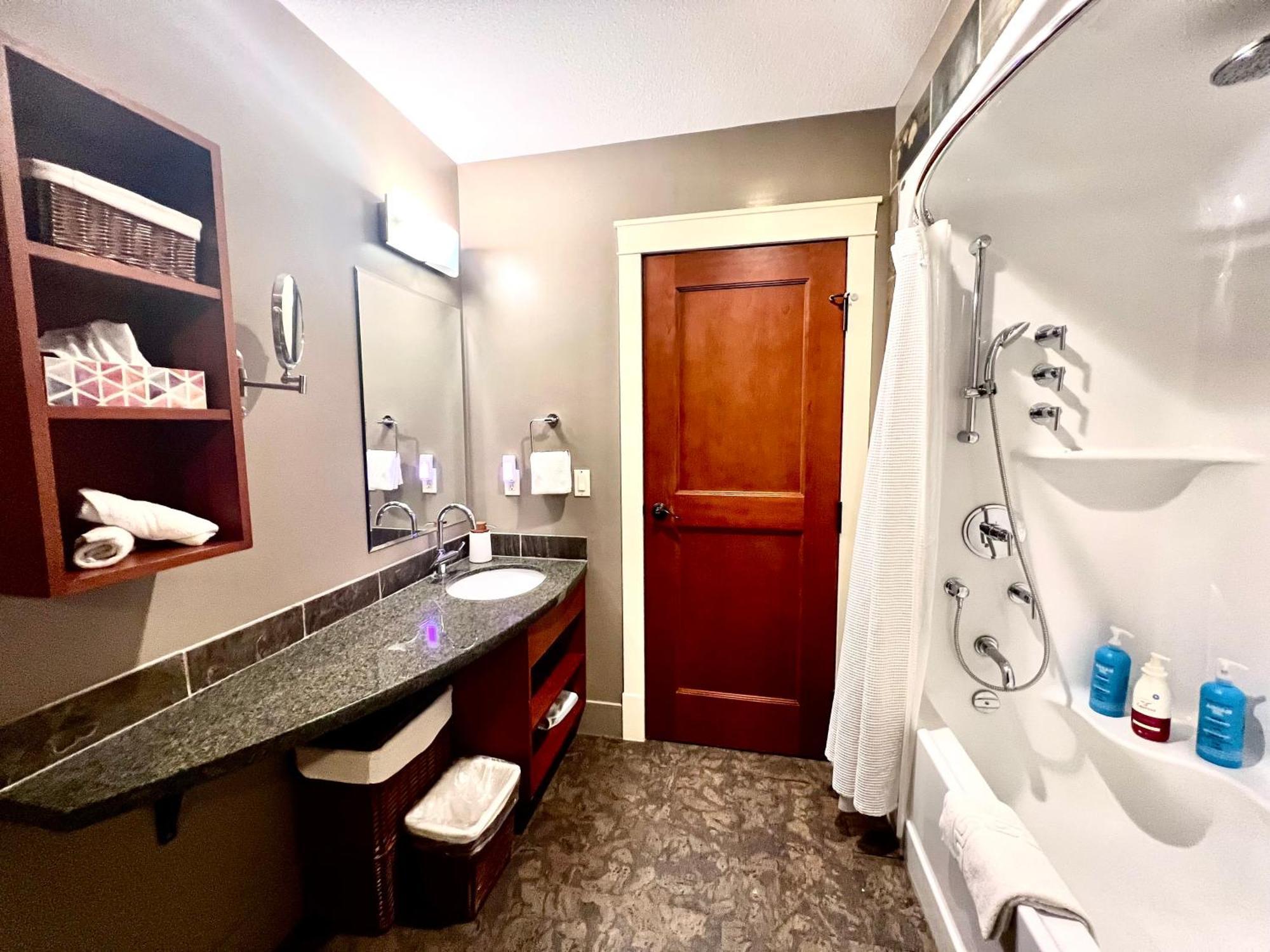 Luxury 2bedroom 2bath Sleeps 6 945 Square Feet Aparthotel *